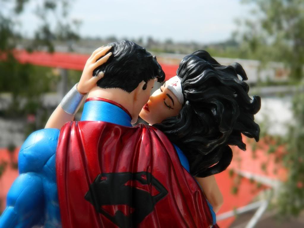 superman kissing wonder woman statue